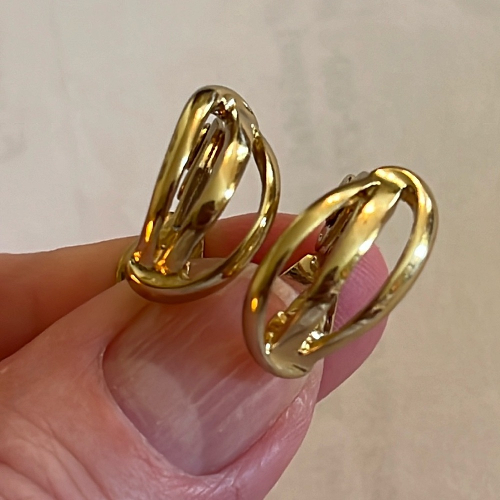 Vintage HMN stamped Clip On gold tone open weave curvy Earrings EUC